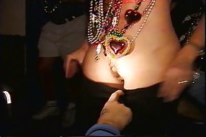 Mardi gras flasher dando un lap dance porno con monstruos