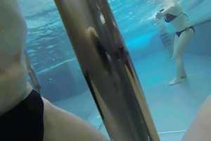 Piscine et caresse rusa en grupo porno
