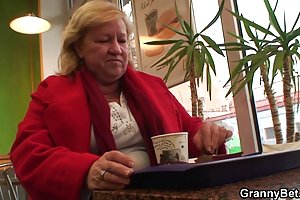 Hambrientas de polla a la abuela se golpeó video porno seks