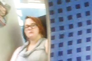 Ella me ve masturbándose en el tren gig porno elena berkova