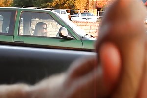 Coche de flash en el tráfico porno de los rodillos de la madre