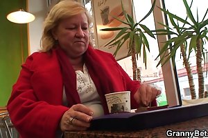 Hambrientas de polla a la abuela se golpeó rápido rusa online porno