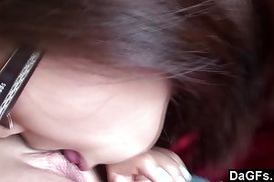 Linda asiática adolescente que va abajo en su amigo pornuha sexo mierda