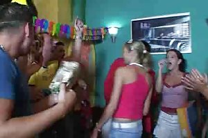Rubia adolescente recibe una gran sorpresa de cumpleaños el porno ruso en línea