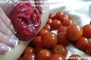 Hotkinkyjo vegetal el juego anal (50 tomates) sexo en rusia