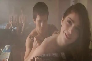 Janet montgomery - skins sexo en el bosque de la imagen