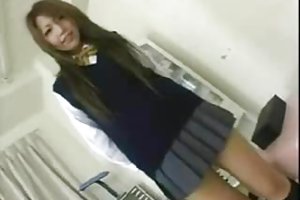 Super caliente chica asiática posturas para tener sexo en el lado de la