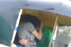 Desi besos en auto rickshaw videos de sexo de mierda de tubo