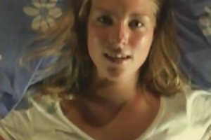 Menuda rubia juega con ella en la cama el agujero en la película porno