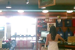 Upskirted un adorable morena, buen culo  tetas pequeñas porno