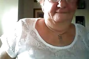 La abuela enseñando sus grandes tetas en la webcam tía sobrino porno video online