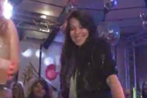 Impresionante fiesta de sexo porno de los artistas rusos en línea
