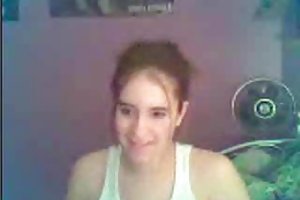 Adolescente de pollo muestra sus tetas pequeñas baño de la noche video porno de ver