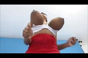 Sexy con enormes tetas rebote goteo de leche pornuha de la sierva