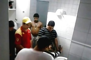 Individuos capturados follando a una chica en un pub aseo gangbang! masajes eróticos videos de sexo