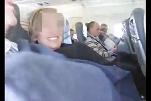 Pareja española loco masturbación con la mano en un avión (increíble) videos porno de señoras