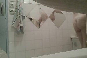 Maduro dans la salle de bain la secretaria de porno rodillos