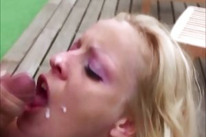 Alemán facial 24 cum rubia eater porno de rodillos