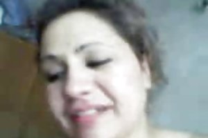 Árabe bella esposa, trabajo de la mano de su esposo ver películas porno de