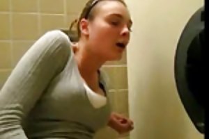Masturbándose en público inodoro el porno ruso profundo pasar a ver