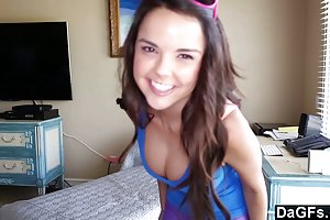 Chica joven le envía un gran regalo el pequeño miembro de porno de la historia