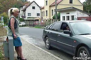 La vieja dama se recoge y se la follan está prohibida la pornografía