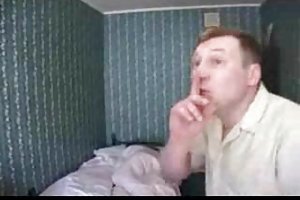 Diversión con el milf y el más chico el sexo en la ropa de vídeo