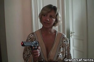 Sexy mamá encuentra a dos ladrones y les hace de su explosión ver porno lamer
