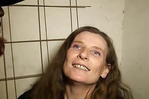 Elisa gangbanged por los trabajadores porno de los hombres en línea