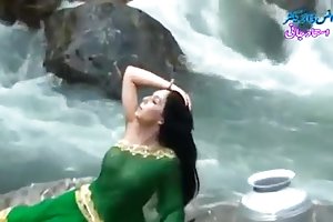 Desi girl en transparente húmedo sari mostrando tetas..hot show videos porno duerme en línea