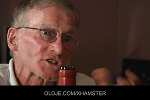 Gran polla dotados abuelo se folla duro a una chica adolescente mamada videos porno, ver online