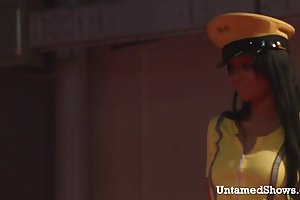 Cachonda morena stripper masturbándose en el escenario porno de los rodillos de los miembros de la