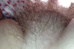Cerca de su suave gordito peludo montículo. na porno ver videos