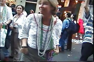 Mardi gras flasher le pide permiso a los policías sexo orgasmo porno en línea
