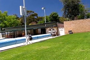 Mi esposa nicki intermitente de la piscina con un protector de la vida porno mamá