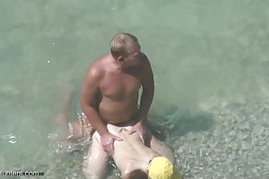 Pareja en la playa enfadó por hidden cam pornuha hoja de lata en línea
