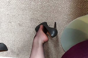 Louise nylon colgando sus tacones altos antes de la tarde de diversión sexo 2 niñas vídeos