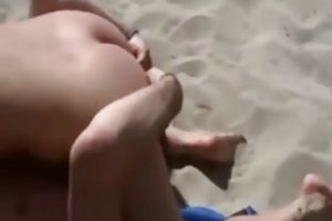 Playa nudista - tetas pequeñas mmf grupo de tres con la audiencia ver video porno mamada