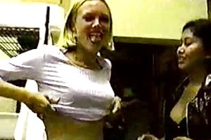 Chica rubia mostrando sus tetas videos porno natalia