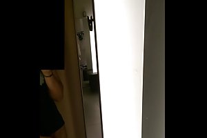 Intermitente en el cambio de habitación ver video porno con un vibrador