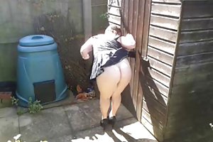 Cachonda criada en el jardín se permiten fotografía porno