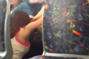 Caliente lesbianas comiendo coño en el autobús público en melbourne ver porno de rodillos rusos