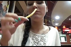 Público cum comer duro de mierda en medio de la naturaleza