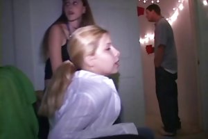 Dulce fiesta de los polluelos duro jodido y chupando polla grande porno video online mujer