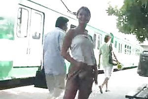 Sexy público babe ver porno de la pareja