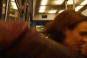 Chica intermitente en el metro de parís humm la foto de papá y la hija del porno