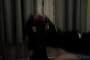 Paja con condón de látex y guantes de pvc la revista porno de rodillos