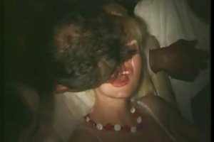 Esposa francesa tocó y lamió en el porno cine (años 80) ver online videos porno de estudiantes