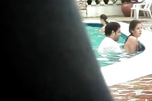 El sexo en una piscina pública porno rodillos