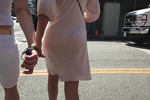 Ver a través de la sexy vestido de pura películas porno de maduras con jóvenes